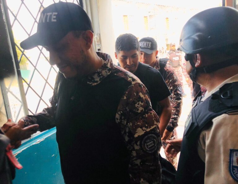 Liberan a trabajadores penitenciarios que eran rehenes en una cárcel de Ecuador