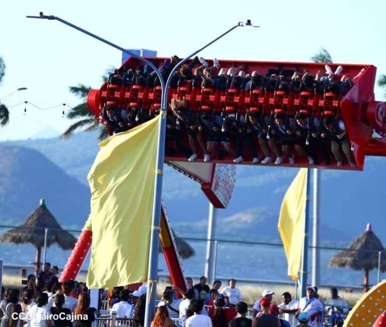 Miles de familias visitan el Parque de la Alegría