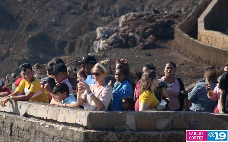 Turistas visitan el Parque Nacional Volcán Masaya