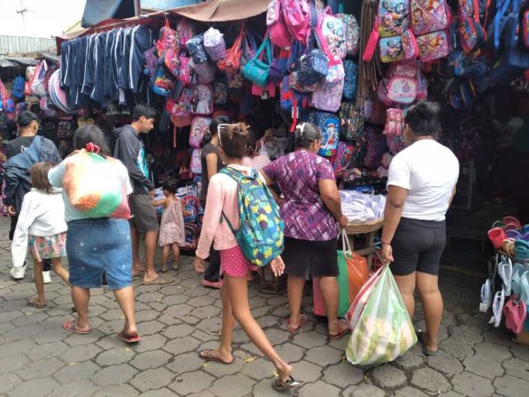 Mercados de Managua con grandes ofertas escolares