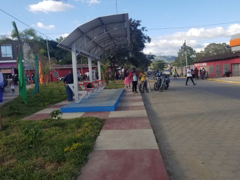 Inauguran en Jalapa dos bahías para usuarios del transporte