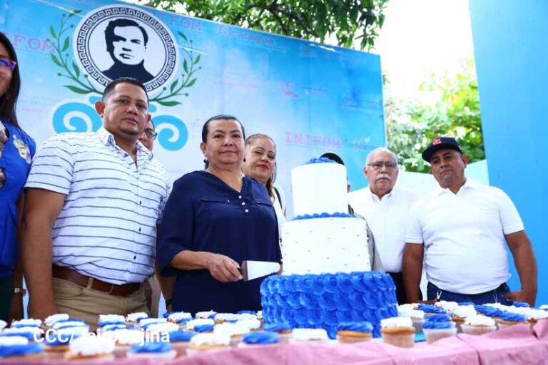 Cantan las mañanitas al Panida Rubén Darío