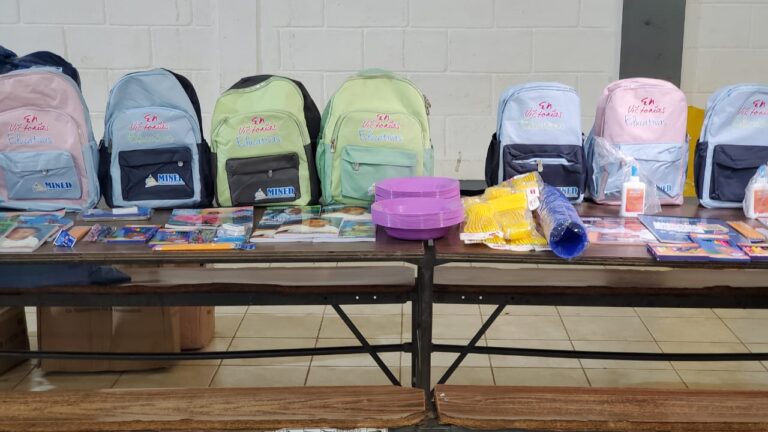 MINED entrega paquetes escolares en el Colegio Maestro Gabriel