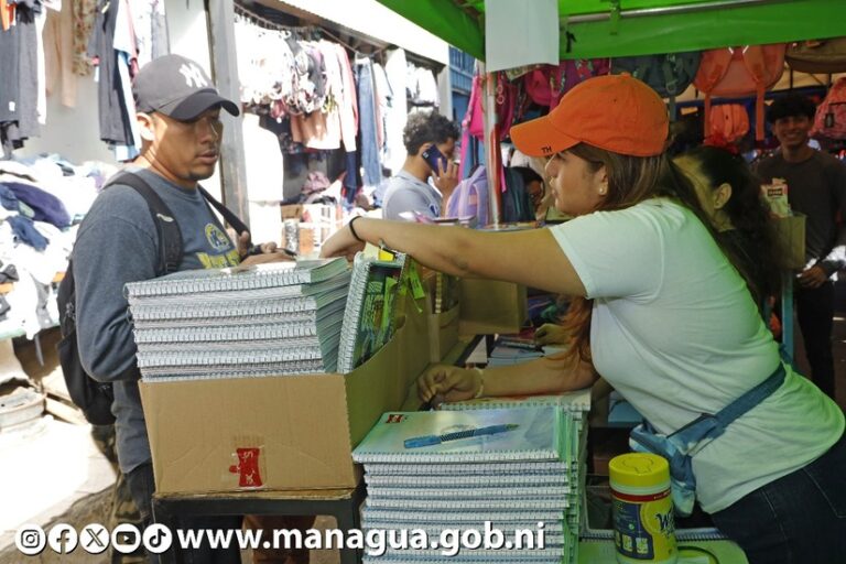 Realizan Feria Escolar en el Mercado Israel Lewites