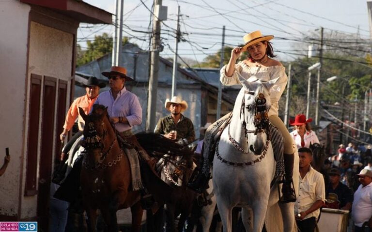 Realizan desfile hípico en Diriamba en honor a San Sebastián