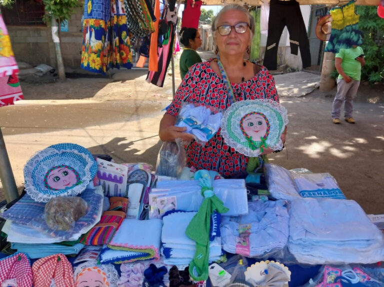 Emprendedores del barrio San Judas ofrecen sus productos a precios asequibles