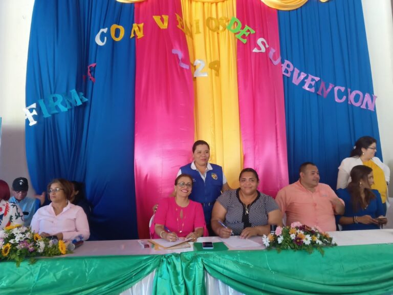 Firman convenio de subvención de los CDI en León