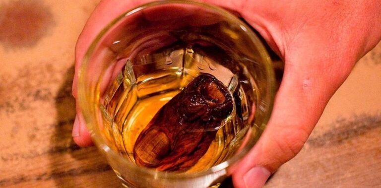 Deja de herencia los dedos de sus pies para que preparen cóctel