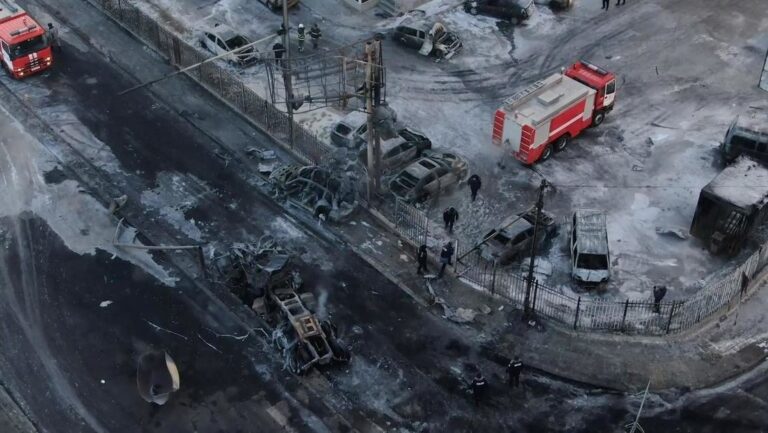 Fallecen tres bomberos tras la explosión de un camión cisterna