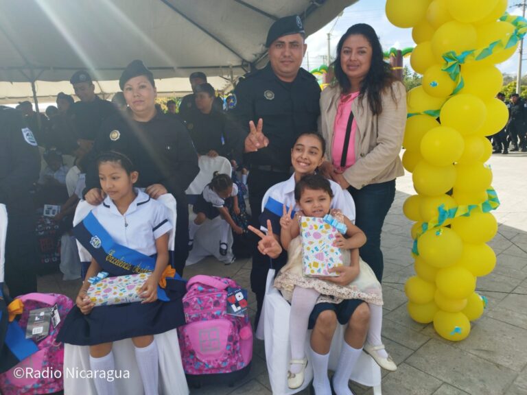 Entregan mochilas a hijos de oficiales de la DOEP