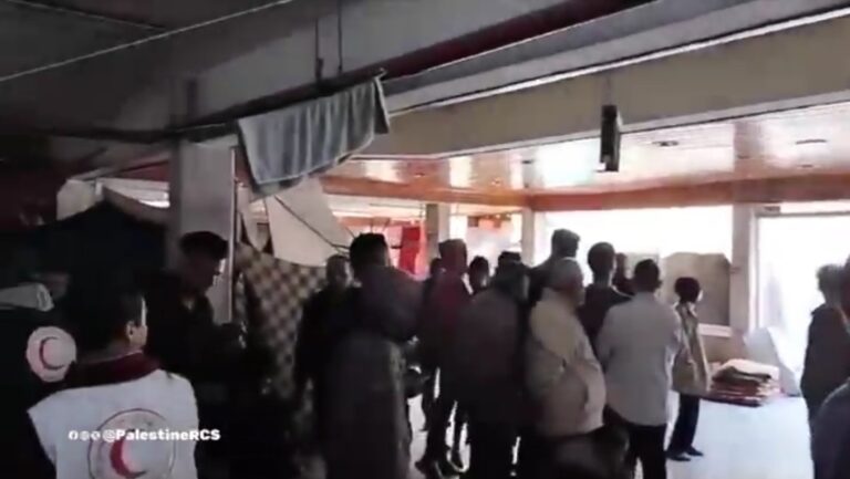 Israel ataca con tanques la entrada de un hospital en la Franja de Gaza