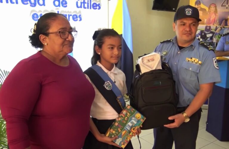 Entregan paquetes escolares a hijos de Policías en Chinandega