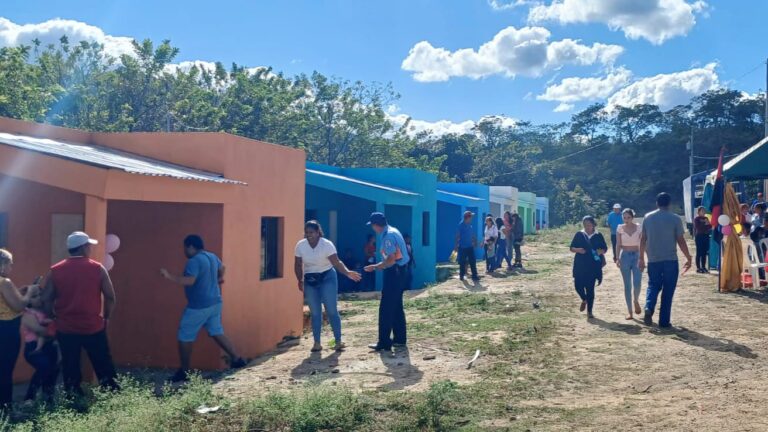 Entregan tres viviendas dignas en Macuelizos