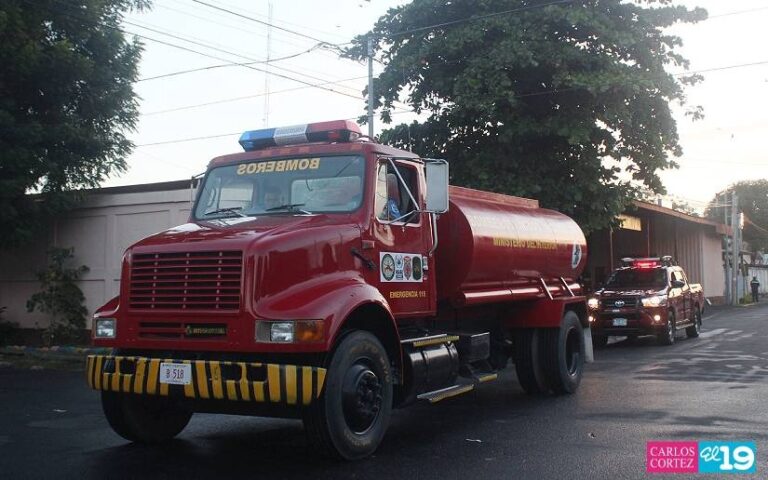 Trasladan dos camiones a nueva Estación de Bomberos en León