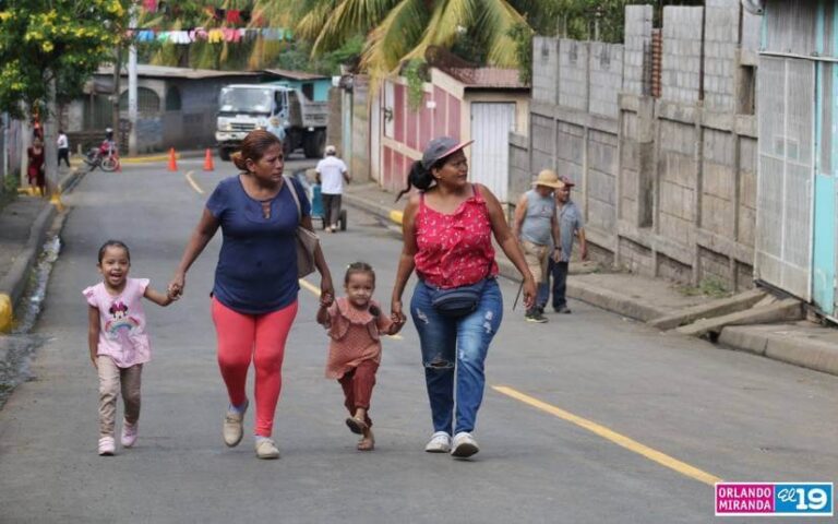 Habitantes del barrio Milagro de Dios inauguran 5 calles pavimentadas