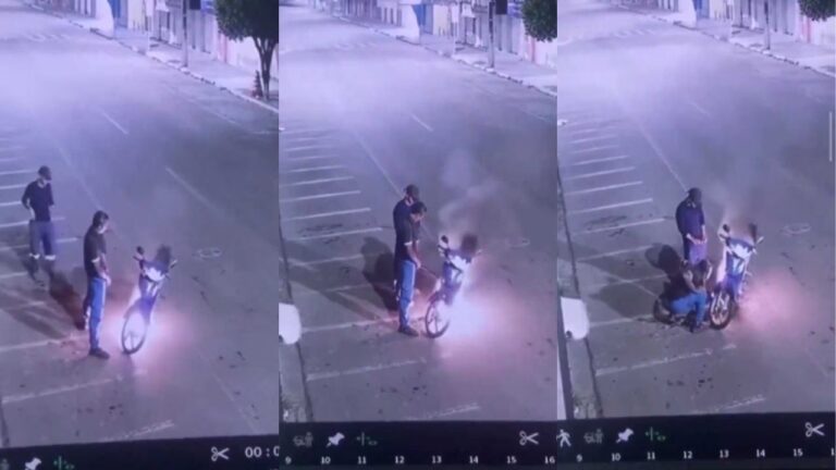 Hombres intentan apagar un fuego con su propia orina