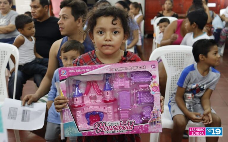 Entregan juguetes didácticos a estudiantes del colegio Experimental México