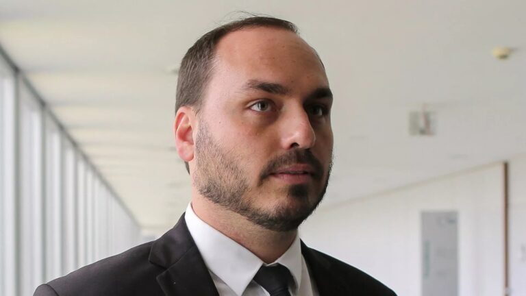 Interrogan a hijo de Bolsonaro por emitir comentarios ofensivos