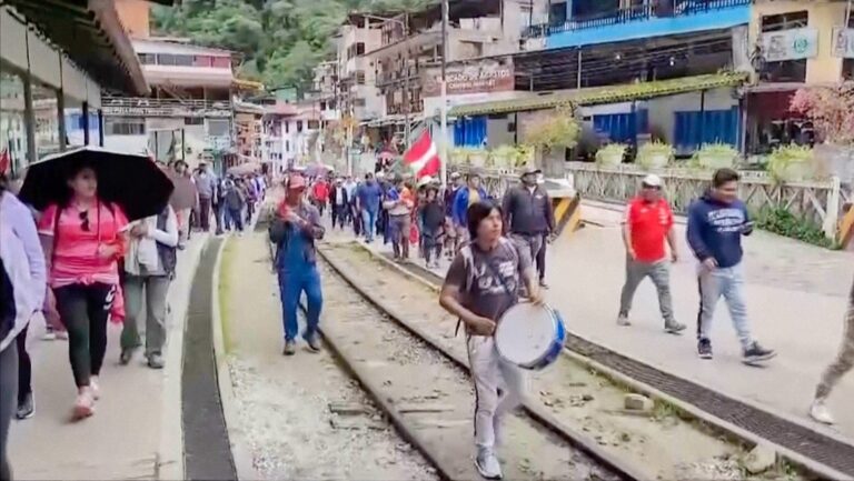 Amenazan a manifestantes en Perú con hasta 15 años de cárcel por bloquear vías