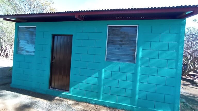 Entregan cinco viviendas a familias de Juigalpa