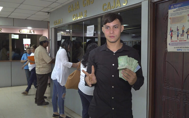 Trabajadores de la salud reciben su salario de febrero