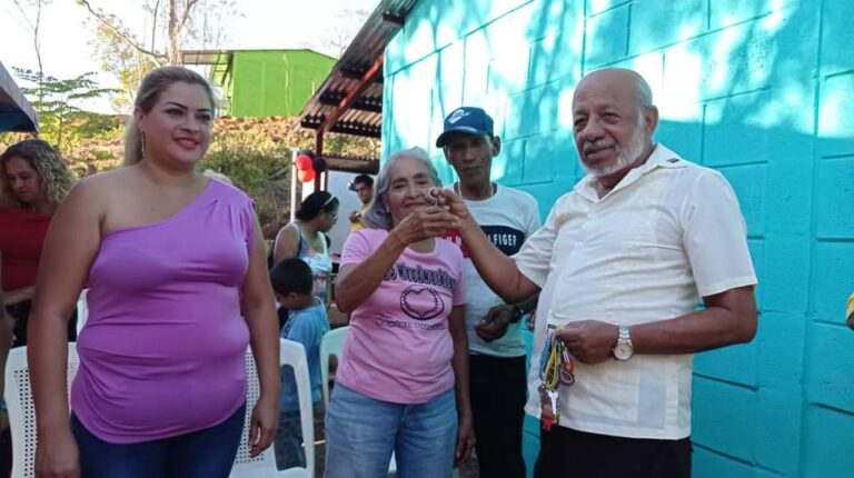 Entregan viviendas a familias de Juigalpa