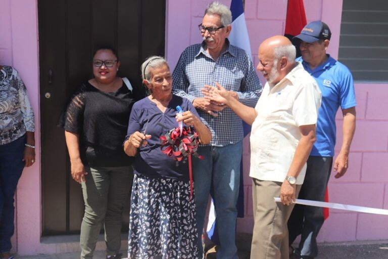 Entregan las llaves de su nueva vivienda a 10 familias en Juigalpa