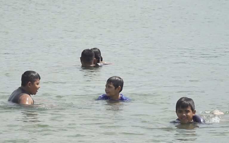Turistas se refrescan en la Laguna de Xiloá