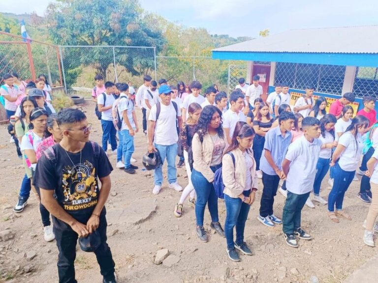 Estudiantes de la modalidad secundaria en el campo iniciaron sus clases