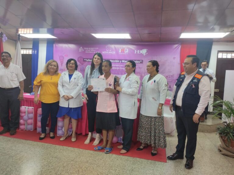 Mujeres que conviven con cáncer culminan taller de manualidades