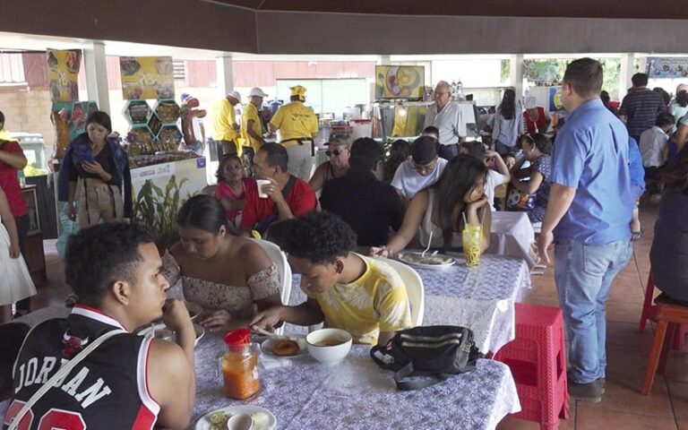 Familias degustan de exquisita gastronomía en el Tiangue