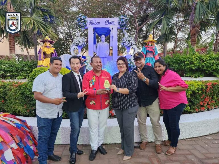 Entregan reconocimiento a artistas en León