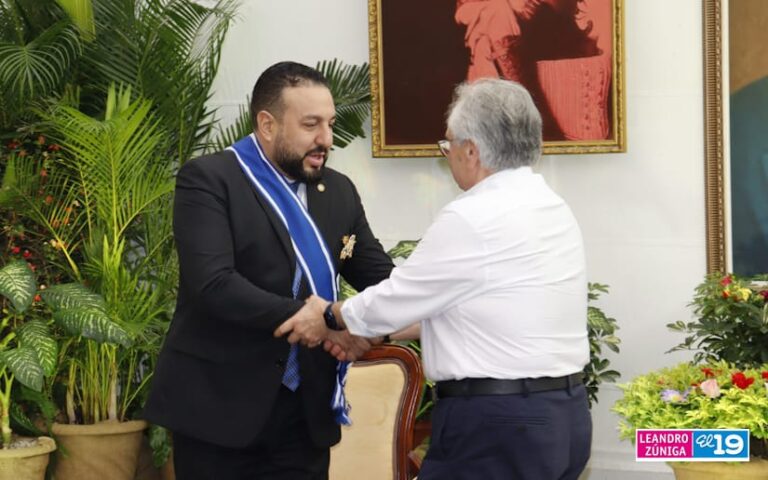 Condecoran la Orden José de Marcoleta en Grado de Gran Cruz al Embajador de Guatemala