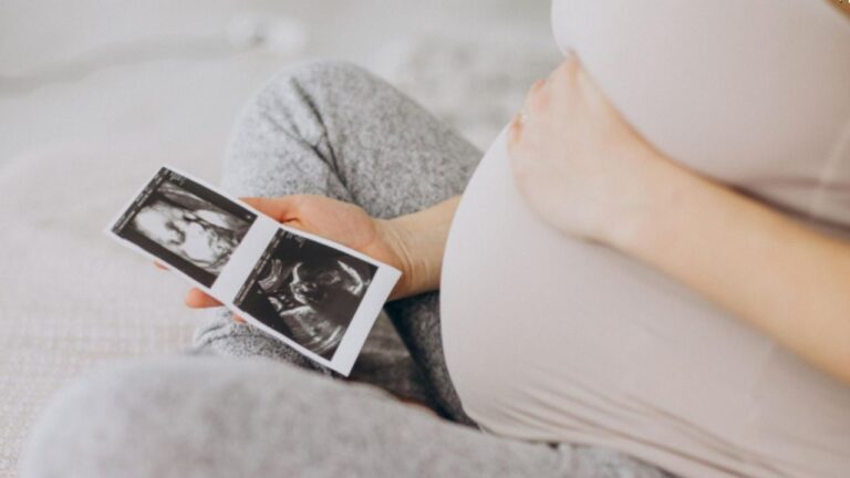 Finge 5 embarazos de alto riesgo y 12 abortos para cobrar al seguro social