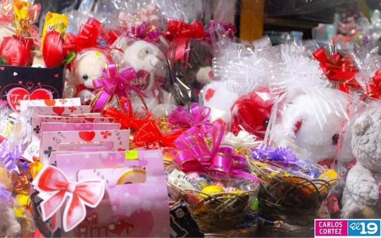 Comerciantes con variedad de productos para celebrar a San Valentín