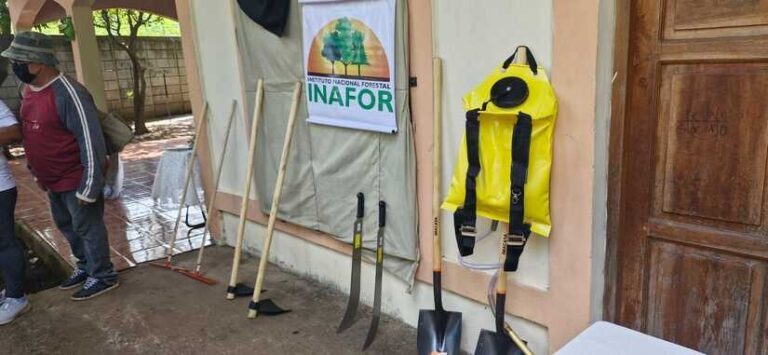 Entregan a familias de Sábana Grande herramientas para erradicar incendios