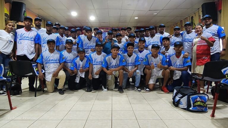 Entregan uniformes y útiles deportivos a equipos de los Pescadores del Caribe Norte