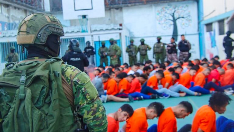 Policía y Fuerza Armada de Ecuador intervienen 4 cárceles peligrosas