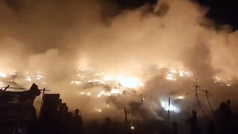 Incendio en la India deja 130 chabolas destruidas