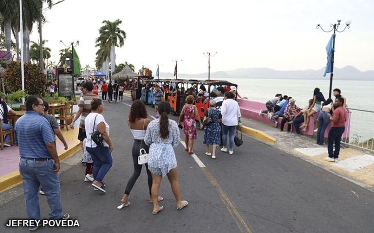 Familias disfrutan de su fin de semana en el Puerto Salvador Allende
