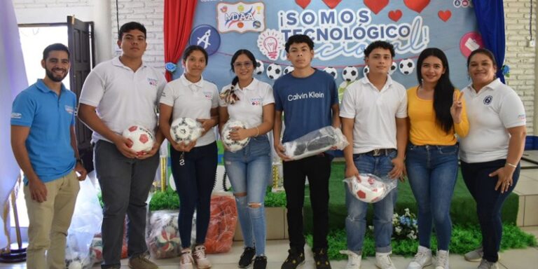 Entrega de material deportivo a centros tecnológicos de León