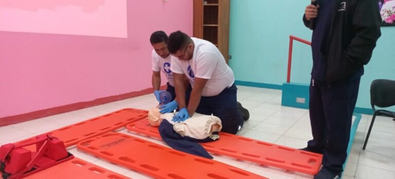 Al menos 30 socorristas reciben capacitación sobre reanimación cardiopulmonar