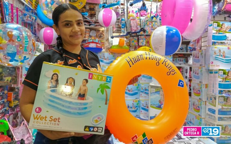 Comerciantes del Roberto Huembes ofrecen artículos de verano a buenos precios