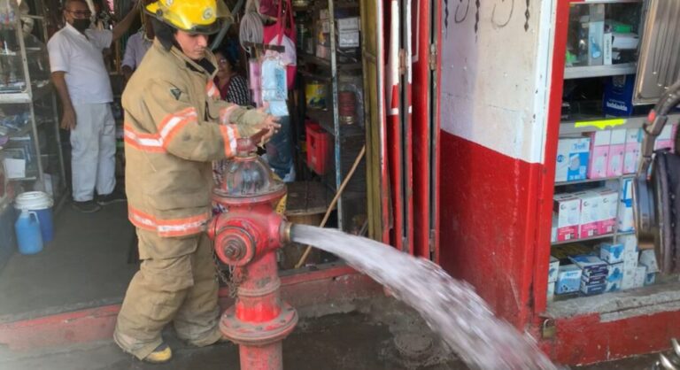 Bomberos inspeccionan hidrantes en el Mercado Iván Montenegro