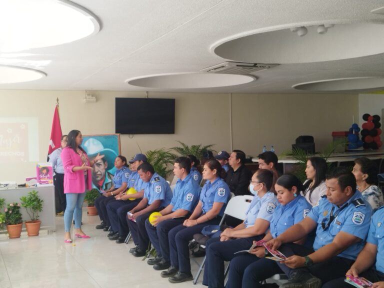 Capacitan a trabajadores del MINT sobre la Cartilla “Mujer, Dignidad y Derecho”