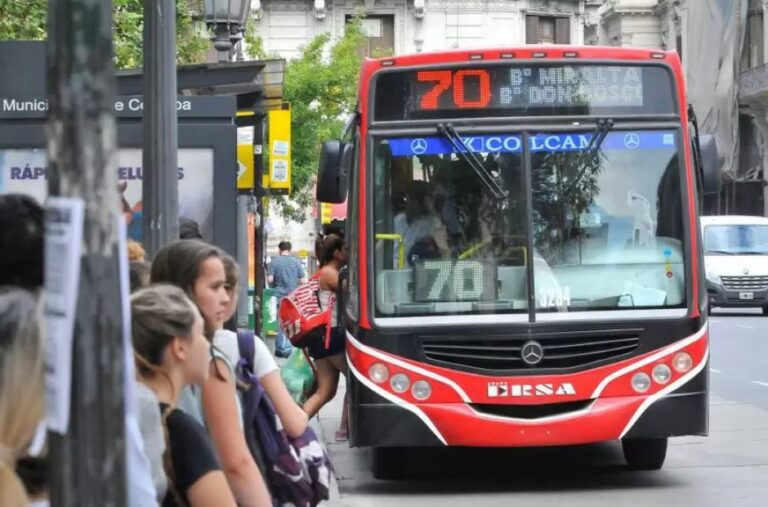 Persigue a su novia infiel a bordo de un bus en marcha