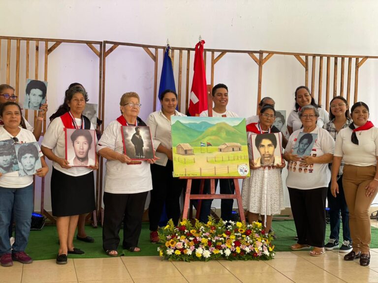 Entregan reconocimientos a madres de héroes y mártires de San José de las Mulas