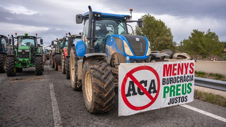 Agricultores catalanes alargan el bloqueo de la autopista AP-7 