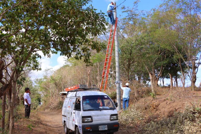 Más familias de Madriz cuentan con energía eléctrica