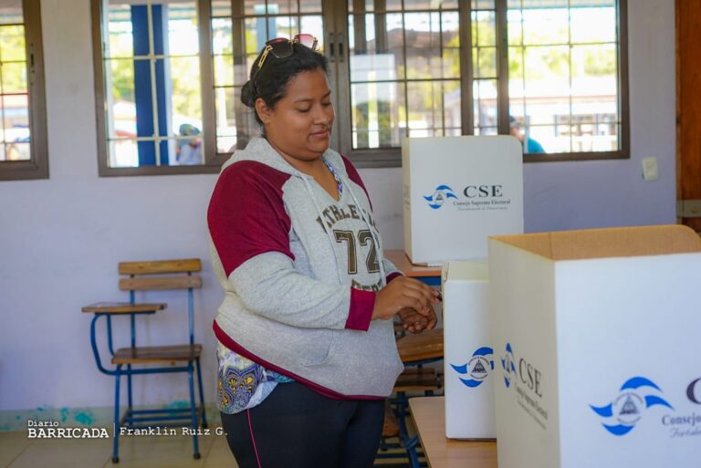  Familias de “Las Minas” ratifican su compromiso con la Patria ejerciendo su derecho al voto